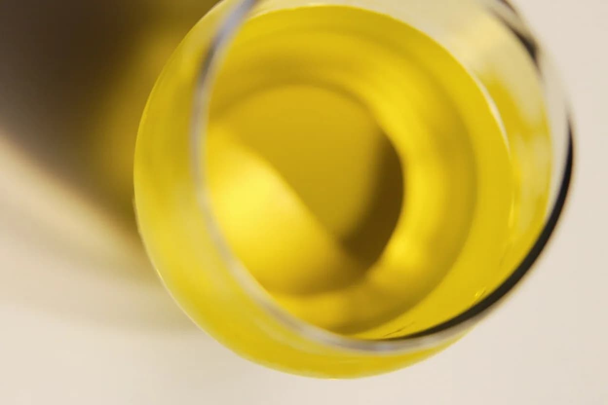 Olive Oil (Finishing) in its natural form. Finishing olive oil refers to high-quality extra-virgin olive oil (EVOO) used at the end of cooking or raw, where its volatile aromatic compounds can be fully appreciated. Tasting profile: green fruitiness (fresh-cut grass, artichoke, green tomato), peppery throat sting (oleocanthal), bitter-almond midpalate, ripe stonefruit sweetness (in milder varieties).
