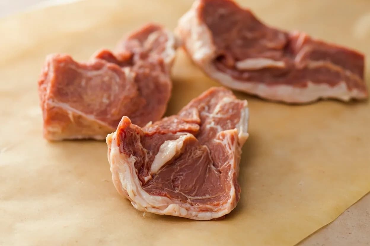 Where the tripe & offal cleaning cuts (dulet preparation) lives on the source. Tripe from the rumen or reticulum (honeycomb) of cattle or sheep.