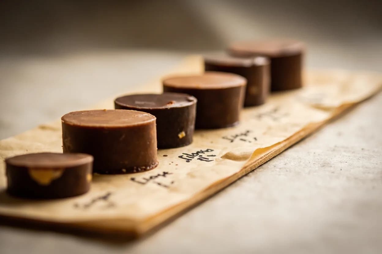 Ganache Setting Temperature in context — the stages just below and above, side-by-side. Ganache is a stable emulsion of hot cream (or other dairy/liquid) and chocolate, where water-in-fat (and fat-in-water) droplets are suspended by the lecithin in chocolate and stabilized by cooling. Target reference Room temp set: 18–20°C (64–68°F); Refrigerator firm: 4°C (39°F); Piping temperature: 28–32°C (82–90°F).